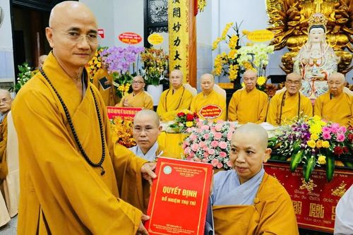 Công bố, trao quyết định bổ nhiệm trụ trì chùa Giác Tâm (Q.Phú Nhuận) đến Ni sư Thích nữ Tâm Hoa