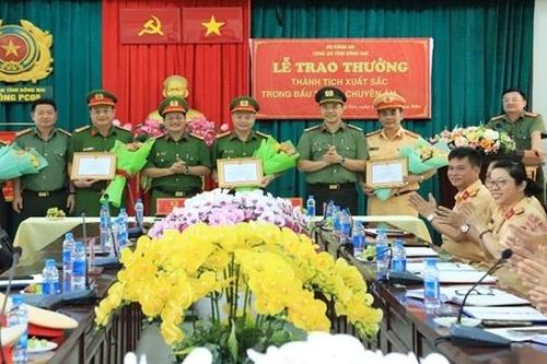 Khen thưởng các đơn vị khám phá chuyên án cưỡng đoạt tài sản