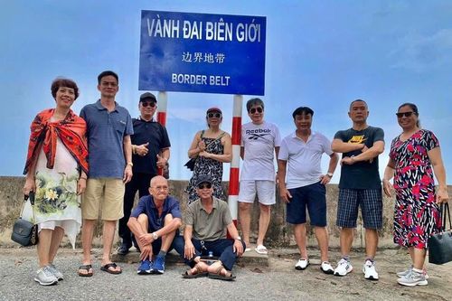 Mùa hè nhộn nhịp tại 'điểm nóng' du lịch Việt - Trung