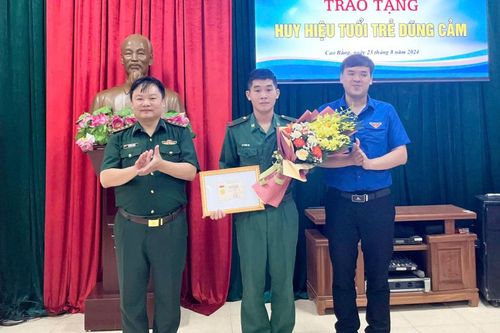 Trao tặng Huy hiệu 'Tuổi trẻ dũng cảm' cho chiến sĩ biên phòng cứu người giữa dòng nước lũ