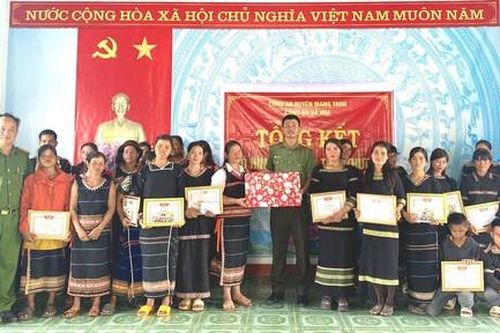Công an xã mang chữ đến với người Ba Na ở làng Kret Krot