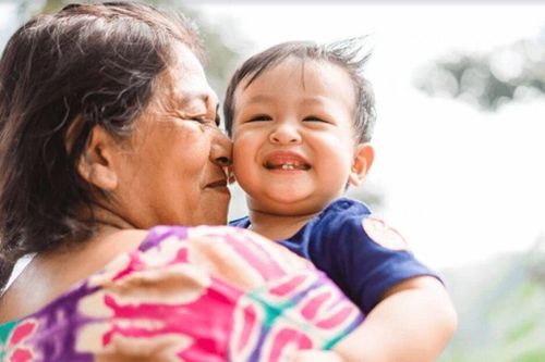 Con dâu nhờ tôi chăm cháu rồi suốt ngày trách bà nội dạy hư trẻ