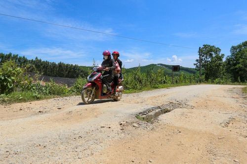 Đường vào bản biên giới ở Hà Tĩnh 'nát như tương', dân qua lại khốn khổ