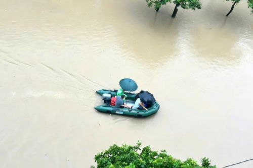 TP Thái Nguyên mênh mông nước sau trận mưa như trút, dân lái thuyền trên phố