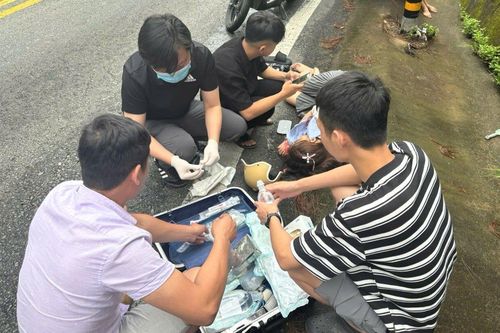Đang đi du lịch, nhóm nhân viên y tế ứng cứu người bị tai nạn giữa đèo