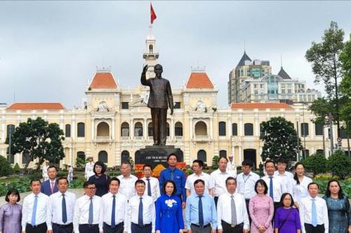 Đoàn đại biểu Thủ đô Hà Nội dâng hoa tại Tượng đài Chủ tịch Hồ Chí Minh