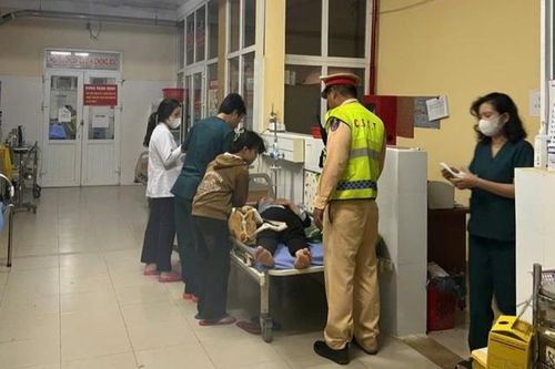 Lực lượng CSGT Đắk Nông dùng xe đặc chủng chở nữ hành khách đau tim đến bệnh viện