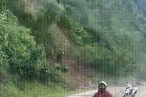 Bỏ xe máy để chạy bộ khỏi điểm sạt lở, cô gái lên tiếng trước tranh luận xã hội