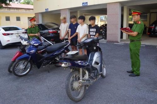 Hà Nam: Tạm giữ nhóm thiếu niên truy đuổi người đi đường rồi chặt biển số xe để 'khoe chiến tích'