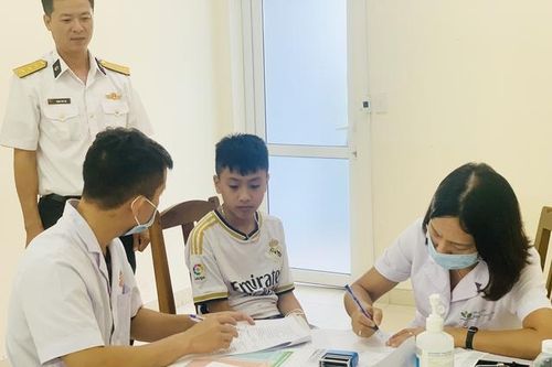 Hơn 30 y, bác sĩ khám, tư vấn sức khỏe cho các cán bộ, chiến sĩ và thân nhân chiến sĩ tại Vùng 4 Hải quân