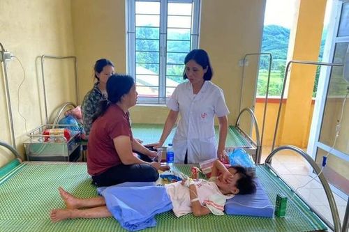 Thông tin mới nhất về sức khỏe của bé trai 6 tuổi lạc 5 ngày trong rừng