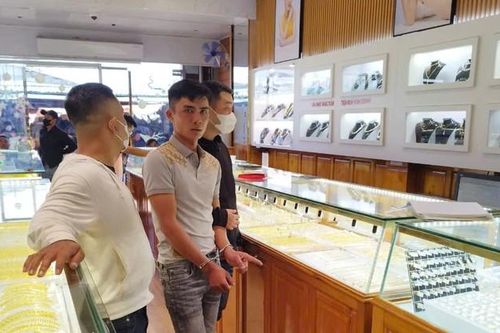 Video gã thanh niên 3 ngày cướp 2 tiệm vàng