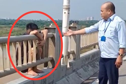 Lái xe buýt kịp thời ngăn cản nam thanh niên định nhảy cầu Vĩnh Tuy