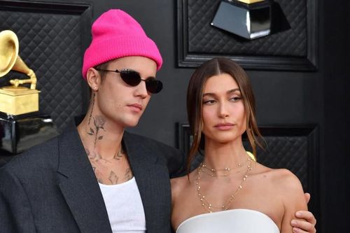 Hailey và Justin Bieber chào đón con đầu lòng