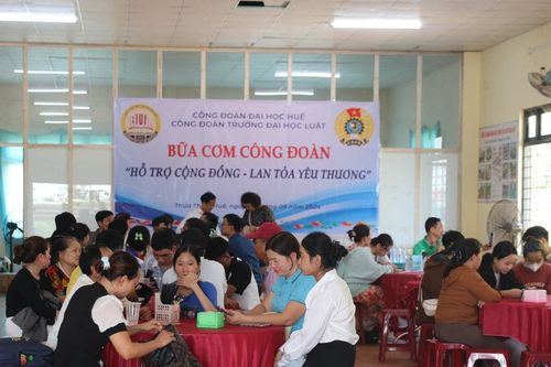 Thừa Thiên - Huế: Hàng trăm suất cơm phục vụ phụ huynh và tân sinh viên đến nhập học