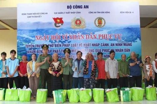Công an Đắk Nông phối hợp tổ chức 'Ngày hội Vì Nhân dân phục vụ'