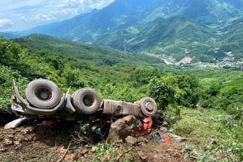 Xe đầu kéo lao xuống vực sâu, tài xế tử vong
