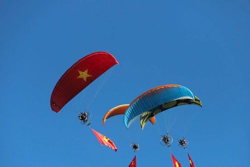Mãn nhãn với lễ hội thuyền buồm, dù bay, motor nước trên vịnh Hạ Long