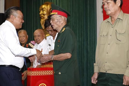Lãnh đạo TP Hà Nội thăm, tặng quà người có công của TP Hồ Chí Minh