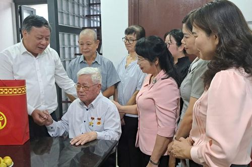 Phó Bí thư Thành ủy Hà Nội thăm các chiến sĩ Giải phóng Thủ đô