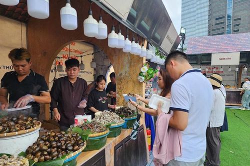 Người dân thích thú đi 'chợ Đồng Xuân' thưởng thức ẩm thực ngay phố Nguyễn Huệ