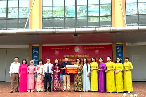 Tặng áo dài cho giáo viên, nữ sinh Phú Thọ