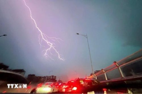 Mưa lớn kèm sấm sét liên tục, phố Hà Nội lại thành 'biển nước'