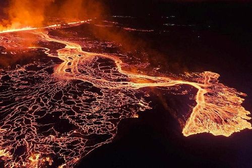 Bầu trời đêm tây nam Iceland rực đỏ vì núi lửa phun trào