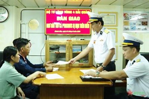 Vùng 4 Hải quân bàn giao ngư dân gặp nạn trên biển