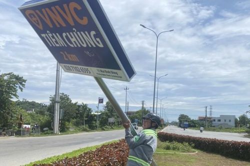 Loạt biển 'VNVC tiêm chủng' sai Luật Quảng cáo, Luật Giao thông