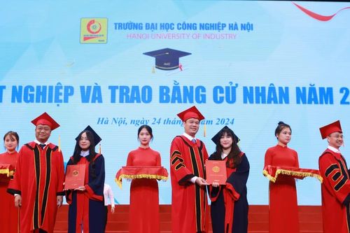 Trường ĐH Công nghiệp Hà Nội trao bằng tốt nghiệp cho hơn 5.000 sinh viên