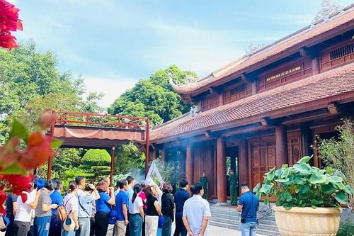 Nghệ An: Dòng người thành kính dâng hương tưởng niệm nhân ngày giỗ lần thứ 55 của Chủ tịch Hồ Chí Minh