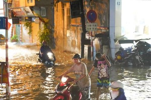 Đường phố Hà Nội biến thành sông ngay trong cơn mưa chiều cuối tuần