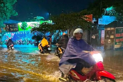 Hà Nội: Mưa lớn vào chiều tối ngập nhiều tuyến phố
