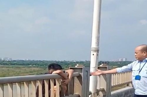 Tài xế buýt kể khoảnh khắc cứu nam thanh niên định nhảy cầu Vĩnh Tuy
