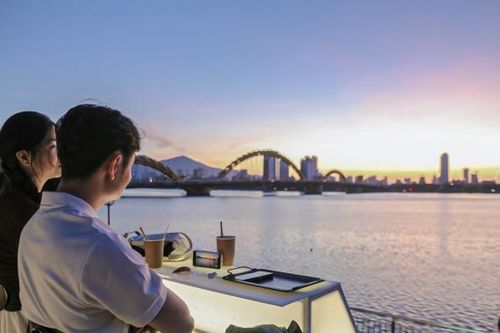 Giới trẻ Đà Nẵng thích thú với 'trend' uống cà phê sớm, ngắm bình minh sông Hàn