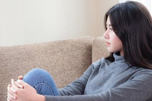 Sợ phải chia đất, các con chồng ép mẹ kế bầu 8 tháng phải rời khỏi nhà