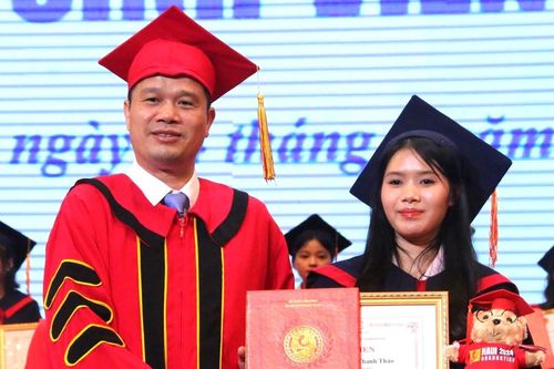 Hiệu trưởng khuyên sinh viên tốt nghiệp bản lĩnh, biết nắm cơ hội để thành công