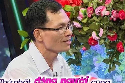 Ông bố đơn thân trao nhẫn trên sân khấu, mong cô giáo tiểu học về làm vợ mình