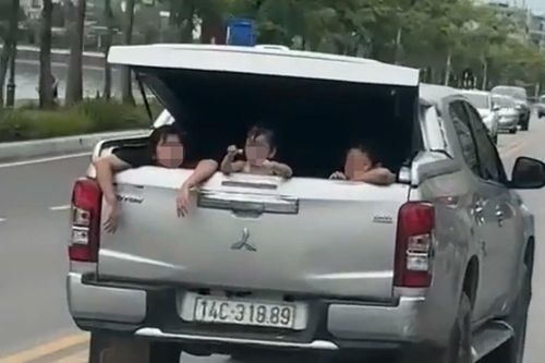 Xử phạt nữ tài xế cho 3 trẻ nhỏ ngồi thùng xe bán tải khi đi trên đường