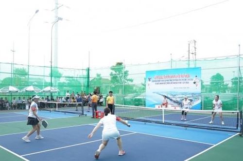 'Cơn sốt' Pickleball tại Thanh Hóa: Chuyển đổi sân bóng, 'cắp nách' vợt đi làm