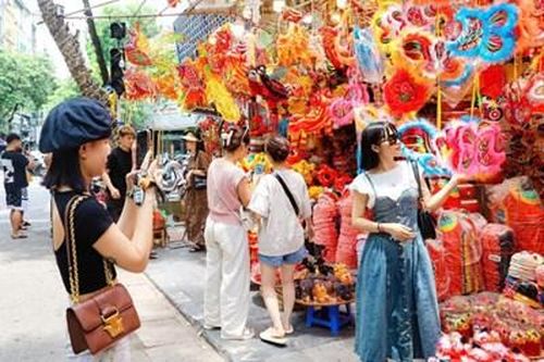 Phố Hàng Mã 'thay áo mới' đón Tết Trung thu