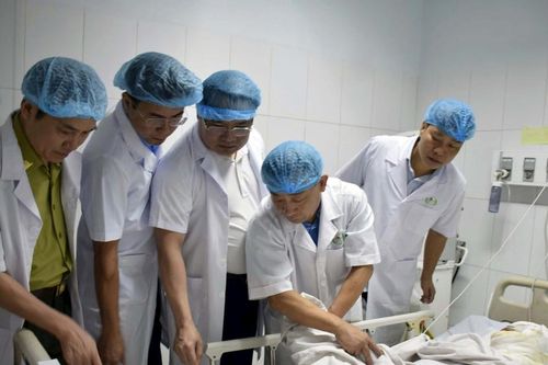 Phó Chủ tịch UBND tỉnh Nghệ An thăm hỏi 2 cán bộ bị bỏng nặng khi chữa cháy rừng