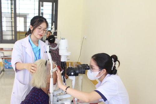 Gần 600 người dân Quỳnh Lưu được khám và cấp phát thuốc miễn phí