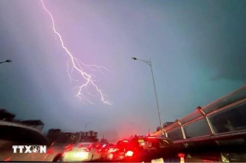 Hà Nội đang mưa rất to, cảnh báo ngập lụt khu vực nội thành