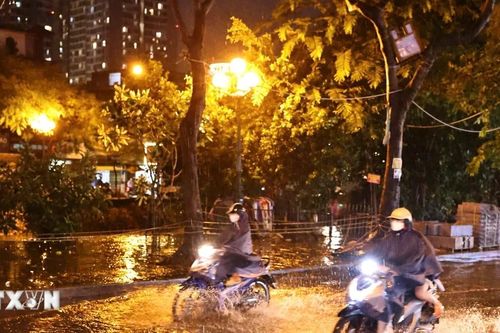 Mưa lớn kèm sấm sét liên tục, phố Hà Nội lại thành 'biển nước'