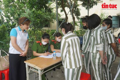 Những người 'chở đò' tận tâm cảm hóa phạm nhân nữ