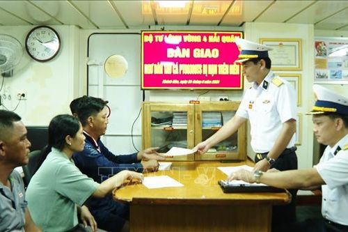 Vùng 4 Hải quân: Đưa 5 ngư dân bị nạn vào đất liền