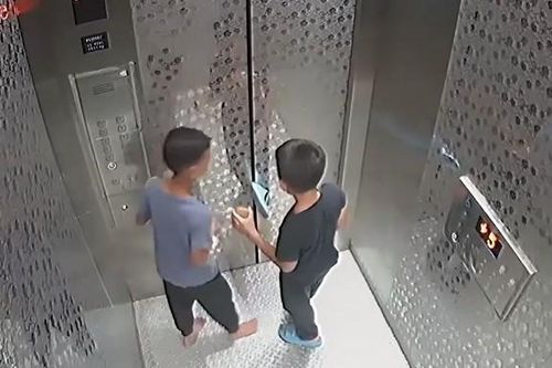 Clip: Nghịch dại, hai bé trai bị mắc kẹt 9 tiếng trong thang máy