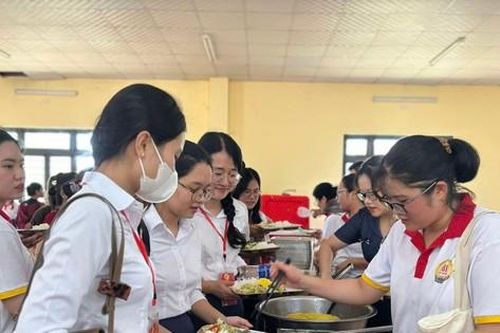 Trường đại học Luật Huế nấu hàng trăm suất cơm 'tiếp sức' tân sinh viên nhập học